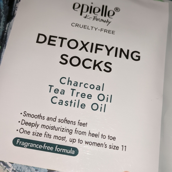 NEW Charcoal w/ Tea Tree and Castile Oil Glove & Sock Masks - Picture 5 of 5